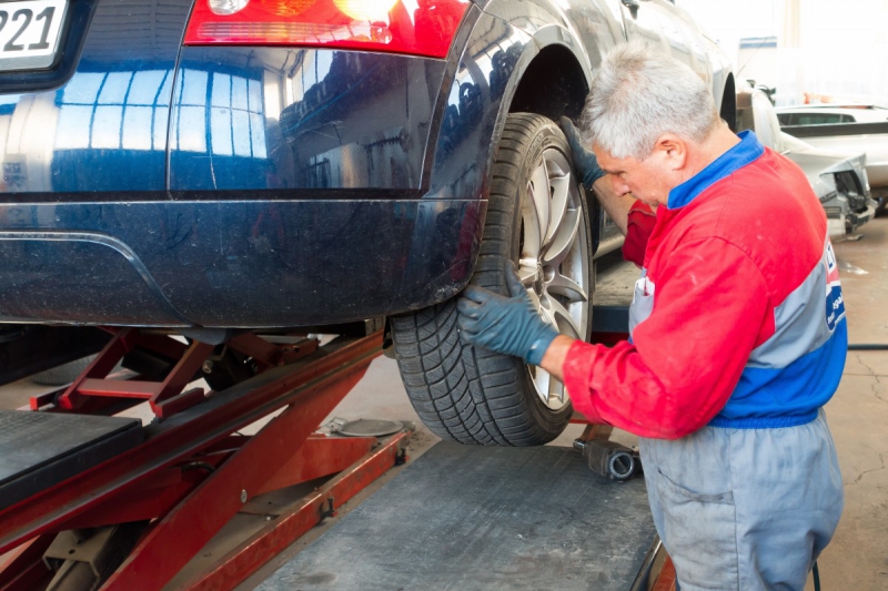 vente-LE CASTELLET-min_auto_repair_repair_lift_auto_mechanic_work_clothes_master_professional_man_of_the_fold-685629