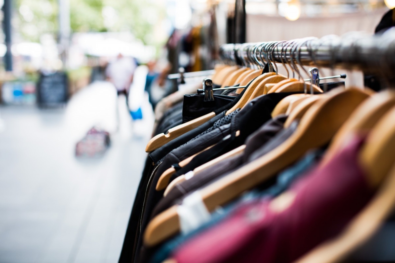 vente-LE CASTELLET-min_blur_close_up_focus_hanger_jacket_market_people_rack-1176303