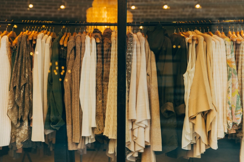 vente-LE CASTELLET-min_clothe_fashion_store_shop_window_store_front-21277