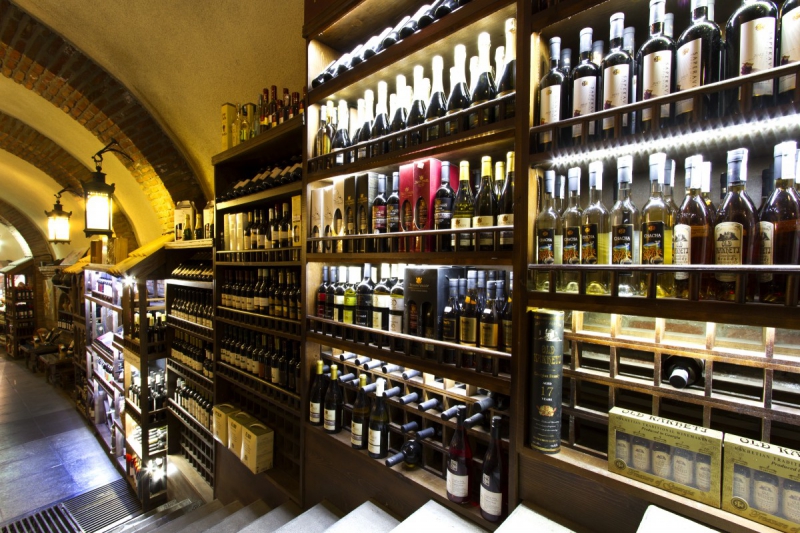 vente-LE CASTELLET-min_world_street_travel_shop_canon_georgia_wine_bottles-429767